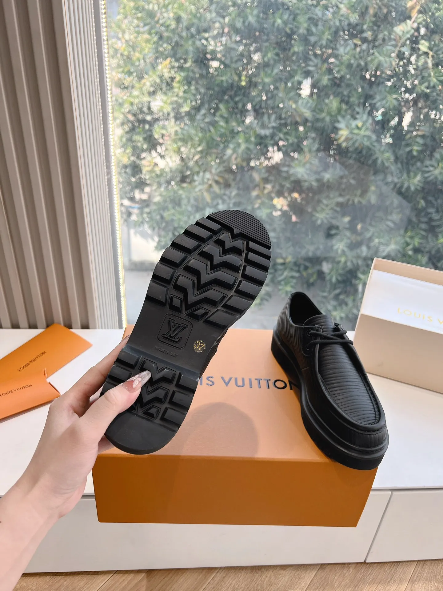 👟👟Ex-factory price 720👟👟 What you see is what you get G199 top version Louis Vuitto Louis Vuitton LV donkey brand L Carrefour shoes Archlight classic Skate sports and leisure thick-soled shoes Your LV outfit is shared today Louis Vuitton Presbyopic thick-soled loafers Original purchase and development Production Original purchase and development Production This LV Archlight sneaker is from Cut from cow leather in a playful shape. Double laces embellished with Louis Vuitton logo beading. The wide tongue and wavy outsole establish recognition, both are decorated with the LV Circle logo ▪️Fabric: Original imported original material ▪️Inner lining: Original customized lining ▪️Sole: Original molded genuine ▪️Size: Women's 35-45 (please note male and female when ordering at 39.40, 45 is not refundable or exchangeable for customization)